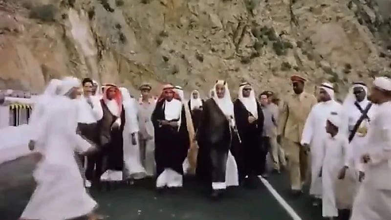 الملك فيصل يتفقد طريق الهدا بنفسه قبل افتتاحه رسميًا عام 1965 ..فيديو