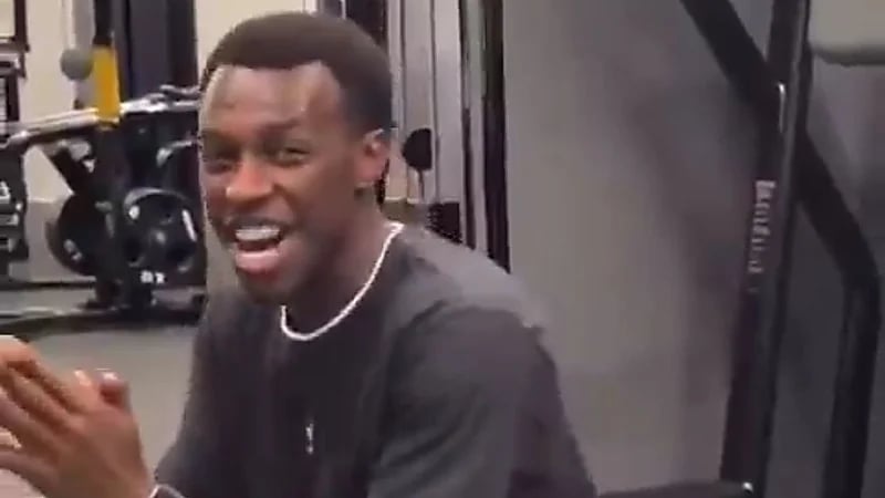 غريب لسعود عبدالحميد: احلق شعرك وريحنا .. فيديو