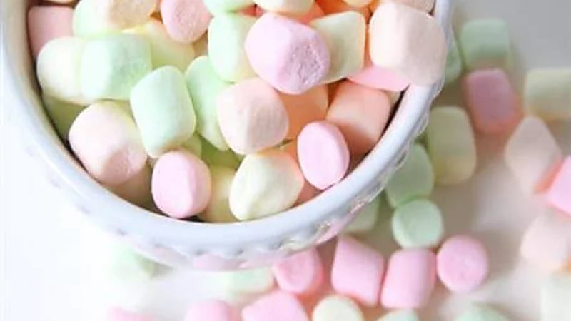 المارشميلو تحت المجهر: حلوى محببة تخفي أضرارًا صحية للأطفال