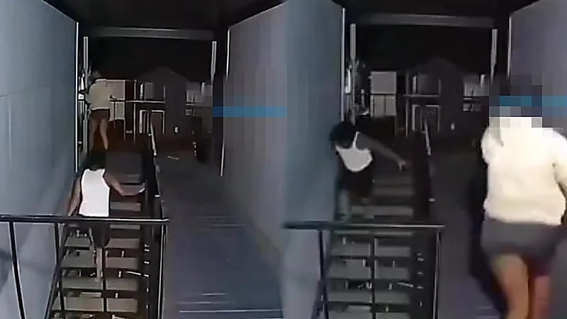 فتاة تنقذ حبيبها من عصابة مُسلحة.. فيديو