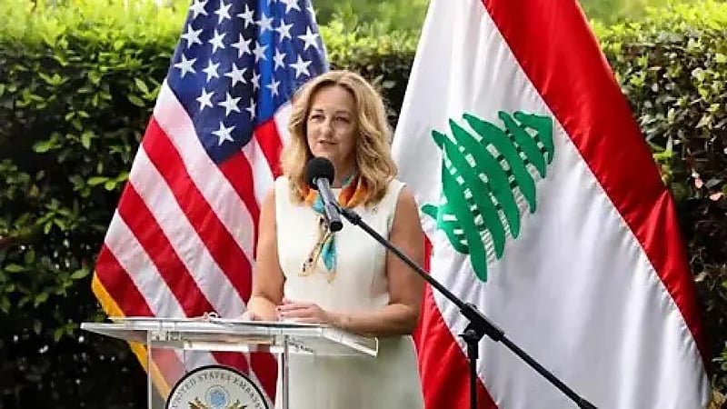 السفيرة الأمريكية ليزا جونسون توشم كلمة" لبنان" على ذراعها