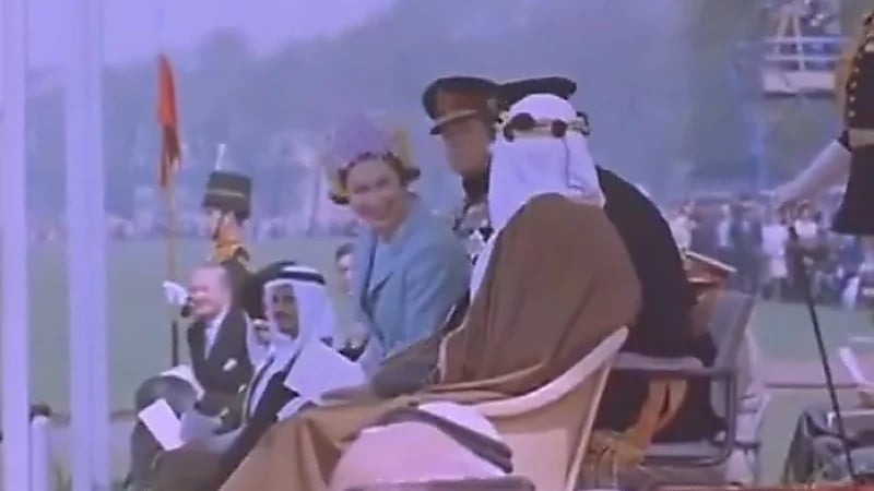 الملك فيصل في زيارة لبريطانيا واستعراض عسكري بالخيول الإنجليزية ..فيديو