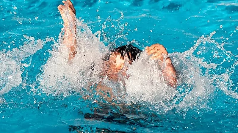 وفاة طفل بصعق كهربائي في مسبح المنزل ووالده يروي اللحظات الأخيرة .. فيديو