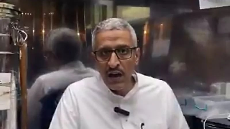 عبد الله: بدأت بيع العسل منذ الطفولة والمحل عمره يزيد عن 55 عامًا..فيديو