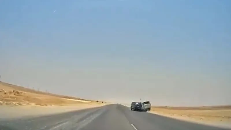 لحظة تصادم سيارتين على طريق في عمان.. فيديو