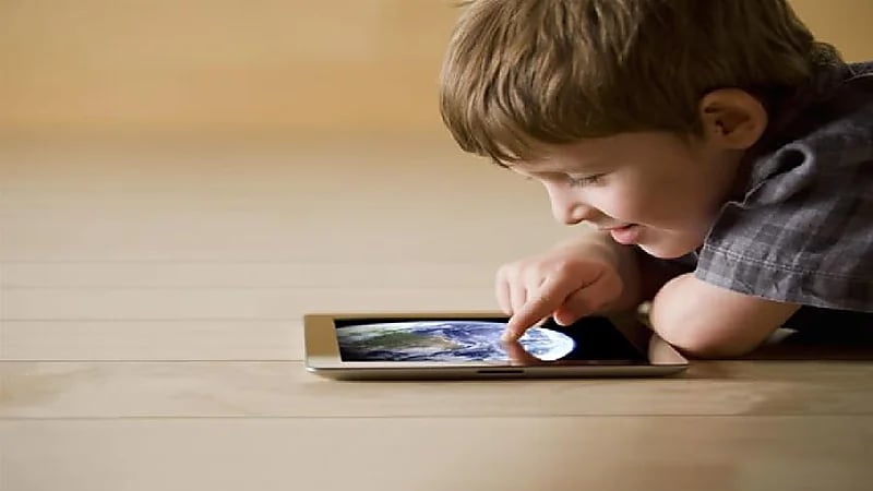 تحذير من مخاطر صحية خطيرة يصاب به الطفل عند إدمانه للهواتف