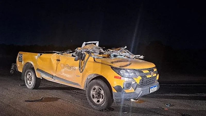 تقصير برج المراقبة وراء اصطدام الطائرة والمركبة في مطار البرازيل .. صور