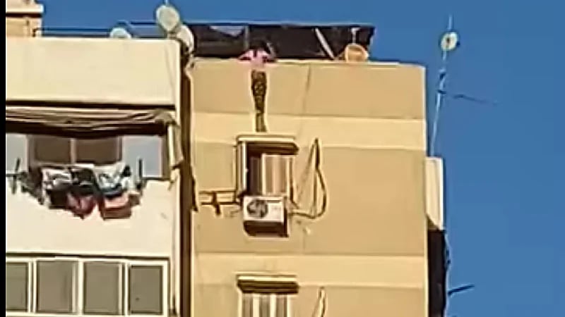 لحظة إنقاذ طفلة علقت على حافة شرفة بالطابق الحادي عشر.. فيديو