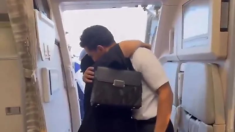 طيار سعودي يفاجئ والدته بأنه هو من يقود الطائرة..فيديو