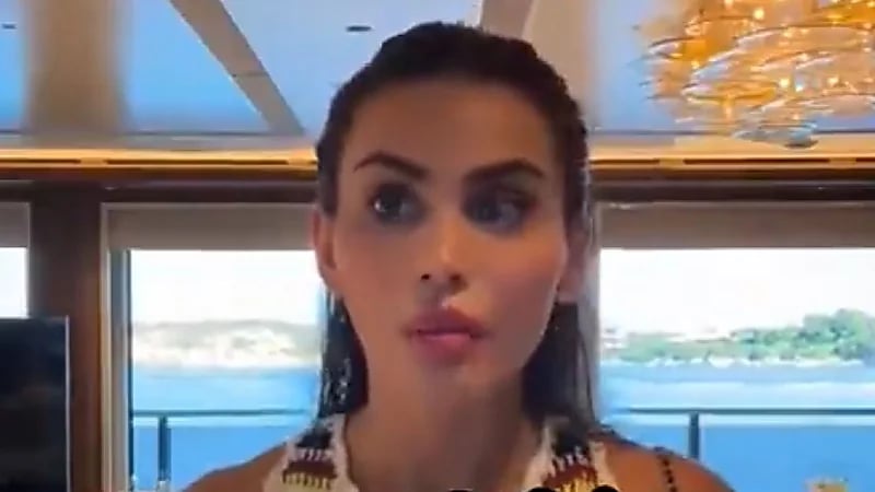 يومي تستعرض هديتها الفاخرة: انظروا لتوقيعي على سيارتي بالخلف ..فيديو