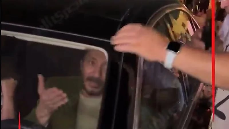 معجبة تُفاجئ الفنان علي الحجار وتعرضه لموقف محرج ..فيديو