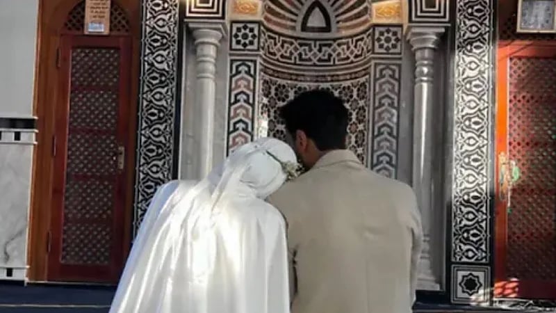 جلسة تصوير زفاف داخل مسجد تثير جدلاً واسعًا على مواقع التواصل