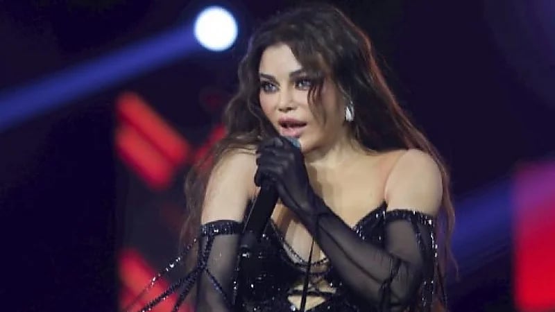 هيفاء وهبي تشعل الأجواء بتصرف مفاجئ على مسرح فوروم دي بيروت..فيديو