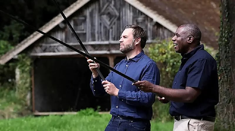 وزير الخارجية البريطاني يتلقى إنذاراً بعد رحلة صيد مع نائب ترامب