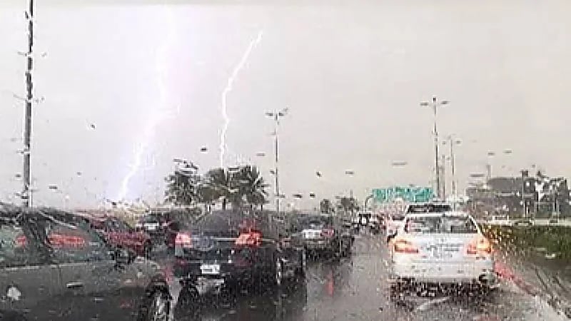 برق يضيء سماء جدة وسط هطول أمطار غزيرة .. فيديو