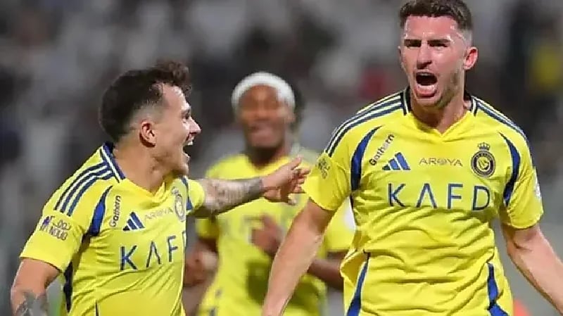 تواجد ثنائي النصر في مقر النادي