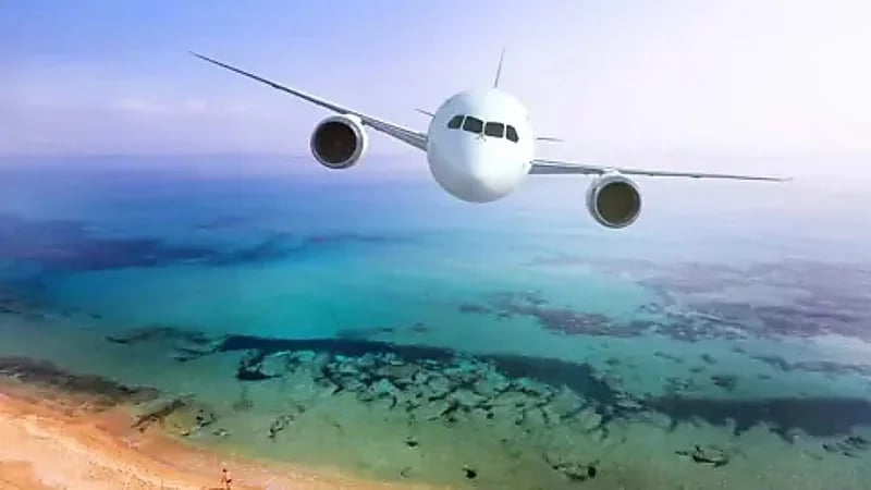 نجاة طيار أمريكي بعد هبوط اضطراري مفاجئ في المحيط .. فيديو