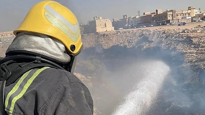 مدني الرياض يسيطر على حريق محدود داخل مجرى وادٍ