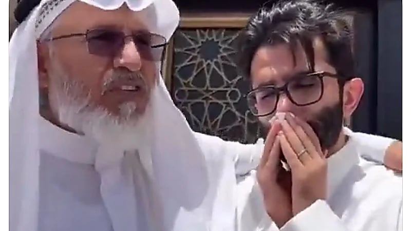 شاب ينهار بالدموع لحظة توديعه لمنزل والده بسبب زواجه.. فيديو