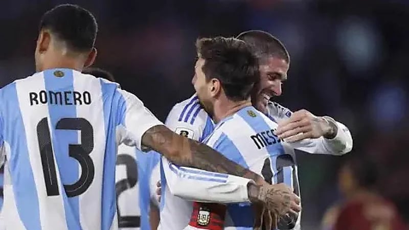 مشهد مؤثر بين ميسي وزميله في منتخب الأرجنتين ..فيديو