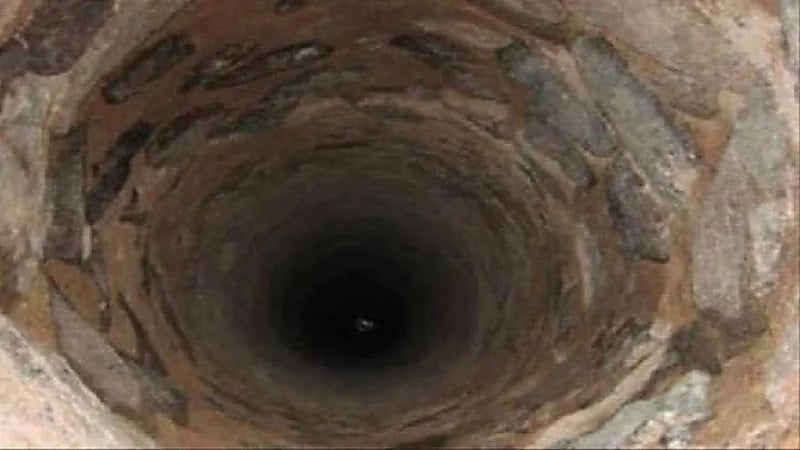 سقوط 4 أشخاص في حفرة عميقة أثناء البحث عن الذهب