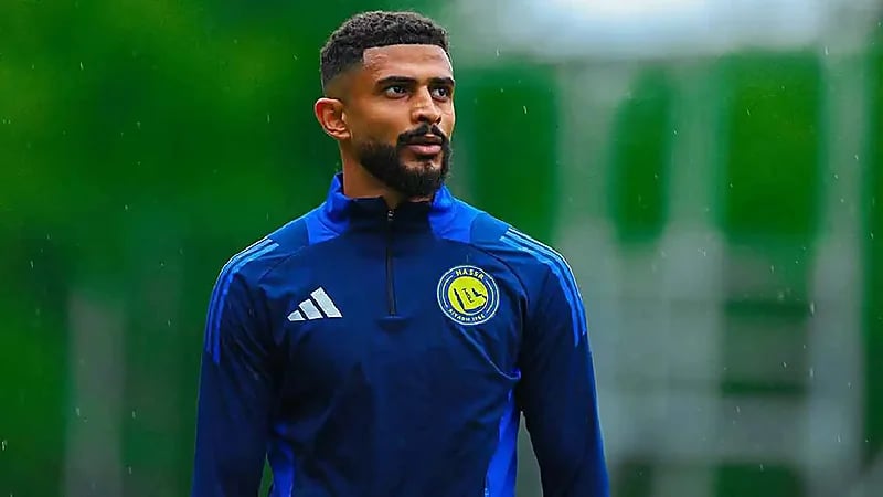 عبدالإله العمري يواصل إثارة الجدل في لقاء النصر .. فيديو