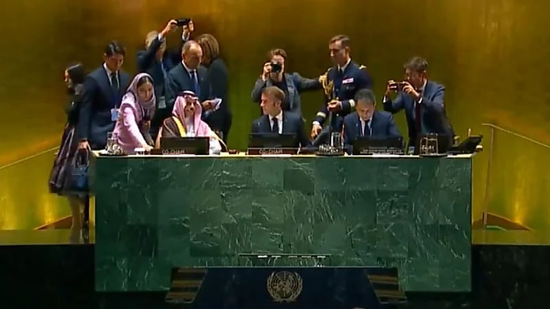 وصول وزير الخارجية إلى مقر المؤتمر الدولي لتنفيذ حل الدولتين ..فيديو