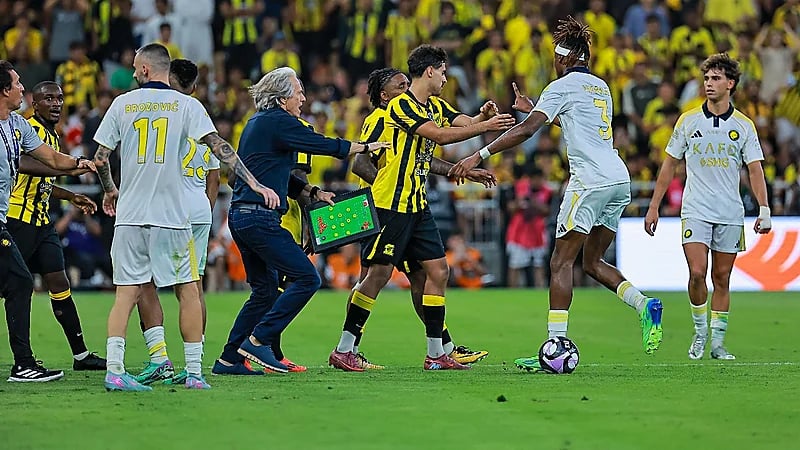 لحظة غضب جيسوس في لقاء النصر والاتحاد .. فيديو
