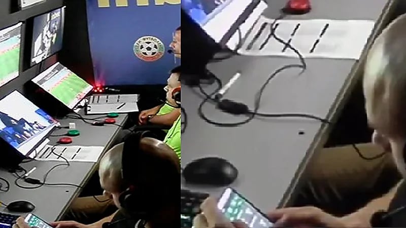 إيقاف حكم بعد تصفحه موقع مراهنات خلال مباراة .. فيديو