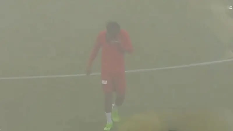 عاصفة رملية تجتاح ملعب مباراة ‎الاخدود وضمك .. فيديو