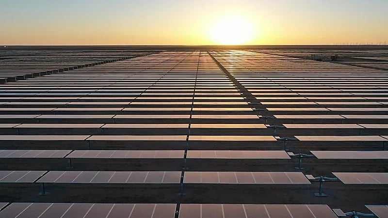 بالفيديو .. مشروعات طاقة شمسية مرتقبة ستخفض فواتير الكهرباء بالمملكة