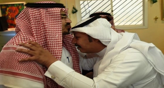 بالصور.. مدير تعليم عسير يقبل رأس معلم قطع إجازته المرضية