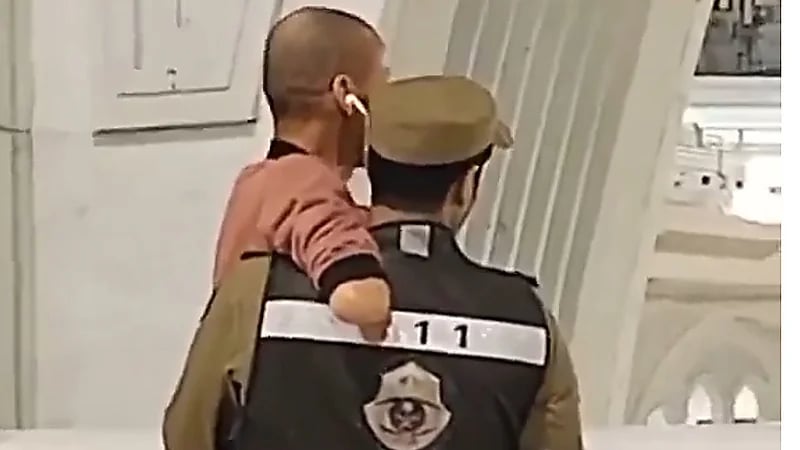 رجل أمن‬⁩ يحمل وافدا من ذوي الإعاقة ليشاهد الكعبة المشرفة .. فيديو