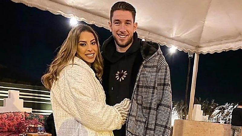 رسالة عنيفة من زوجة براد جونز لمشجعة نصراوية انتقدته