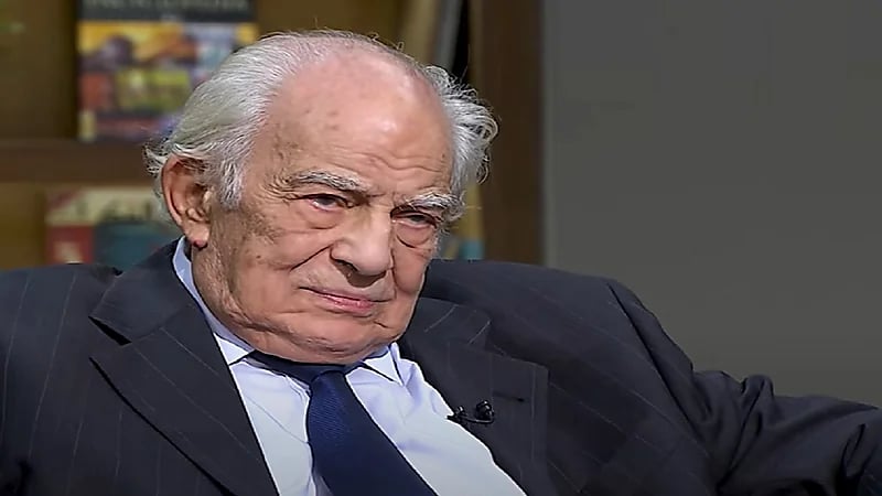 لا يملك إلا جوالًا.. ابنة فنان شهير ترفع ضده قضية حجر