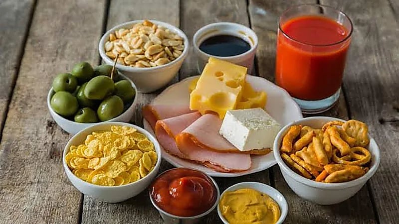 "الغذاء والدواء" تنصح بتقليل تناول الأطعمة الغنية بالملح