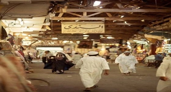 صورة نادرة لإمرأة في إحدى الأسواق بجدة
