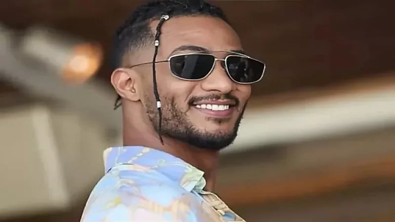 محمد رمضان يؤدي الصلاة داخل طائرته الخاصة أثناء توجهه للرياض