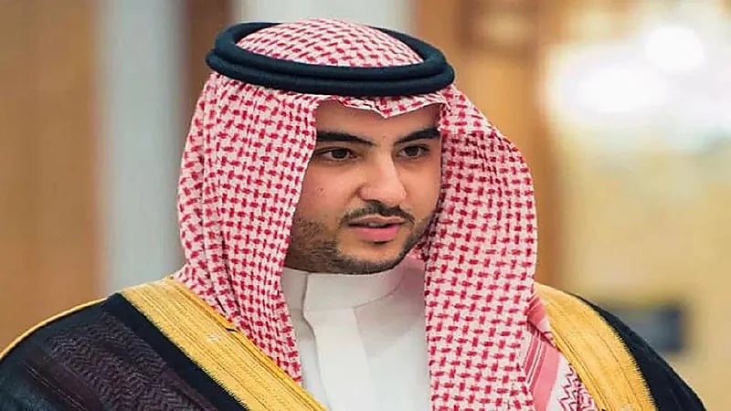 تفاصيل مكالمة هاتفية بين الأمير خالد بن سلمان ووزير الدفاع البريطاني