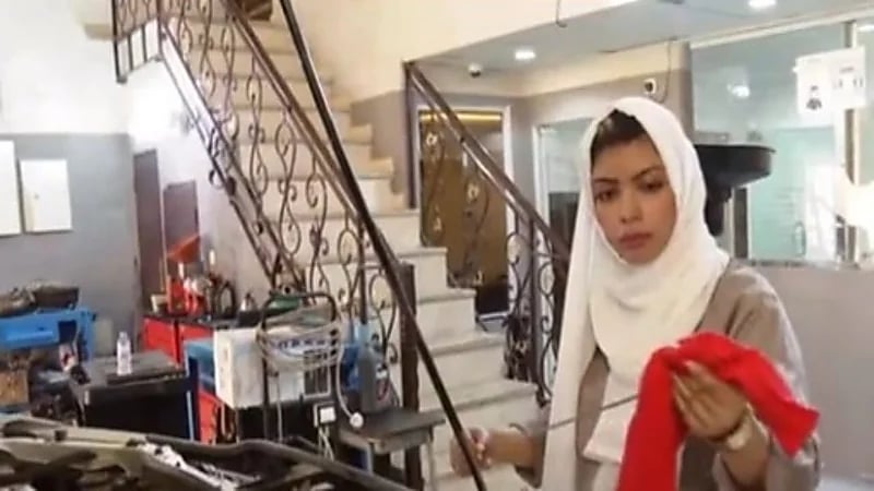 شاهد.. مواطنة تعمل في صيانة السيارات بمكة 