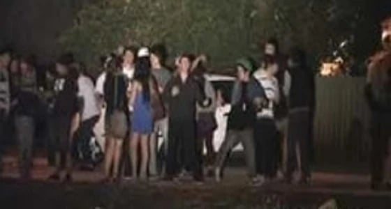 بالفيديو.. مشاجرة عنيفة بين 60 مراهق في حفل وداع