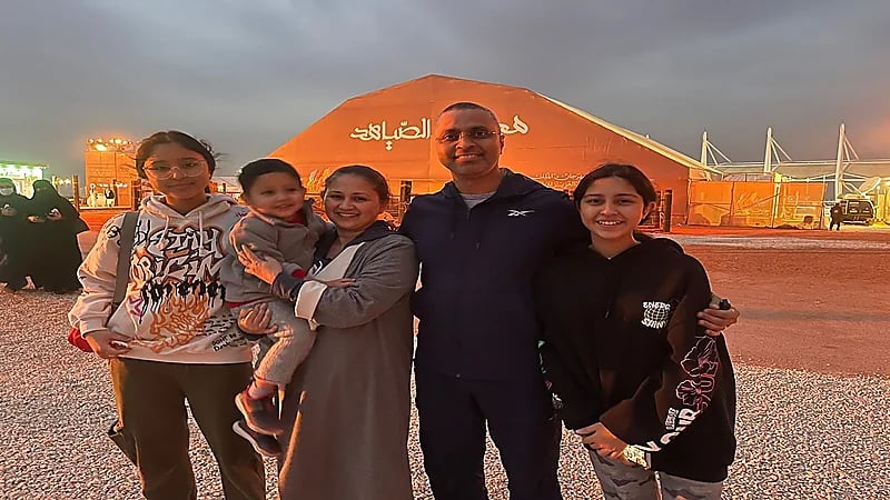 أسرة كندية تُعرّف أولادها على ثقافة الإبل بمهرجان الملك عبدالعزيز