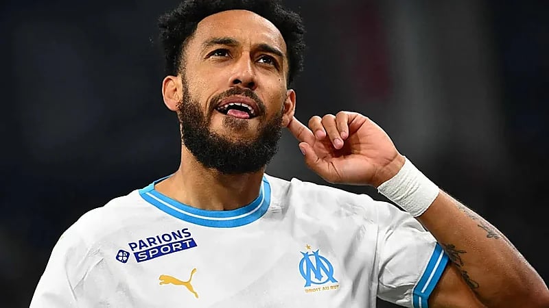 استقبال جماهيري حاشد لأوباميانغ في فرنسا قبل انضمامه لمارسيليا