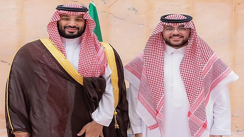 ولي العهد يُكرّم "الدوسري" بطل الفيفا للألعاب الالكترونية