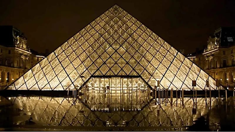 ماكرون يعلن عن تجديدات بمتحف اللوفر ونقل الموناليزا إلى قاعة جديدة