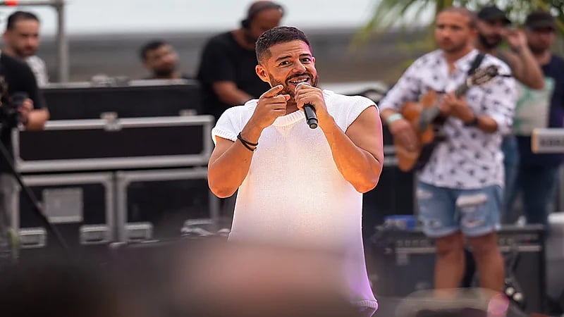 فيديو..حماقي يغني تحت المطر في جدة