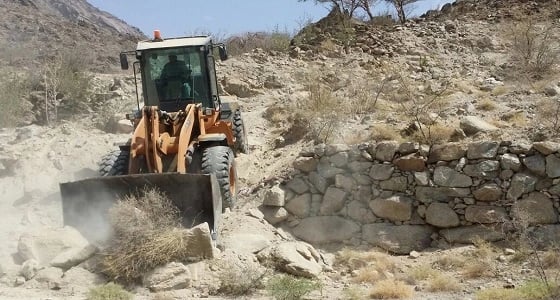 بالصور.. بلدية بارق تستعيد 15 ألف متر مربع من الأراضي الحكومية