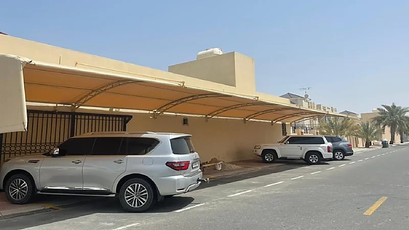 البلديات تُحدد الاشتراطات الفنية والتنظيمية لمظلات السيارات داخل حدّ الملكية