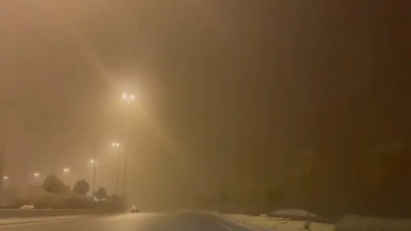 بالفيديو.. موجة غبار كثيفة تداهم الرياض فجر اليوم