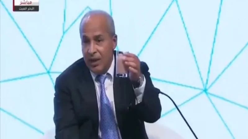 شاهد.. رجل أعمال يفاجئ ملك الأردن بشرب سمادًا طبيعيًا